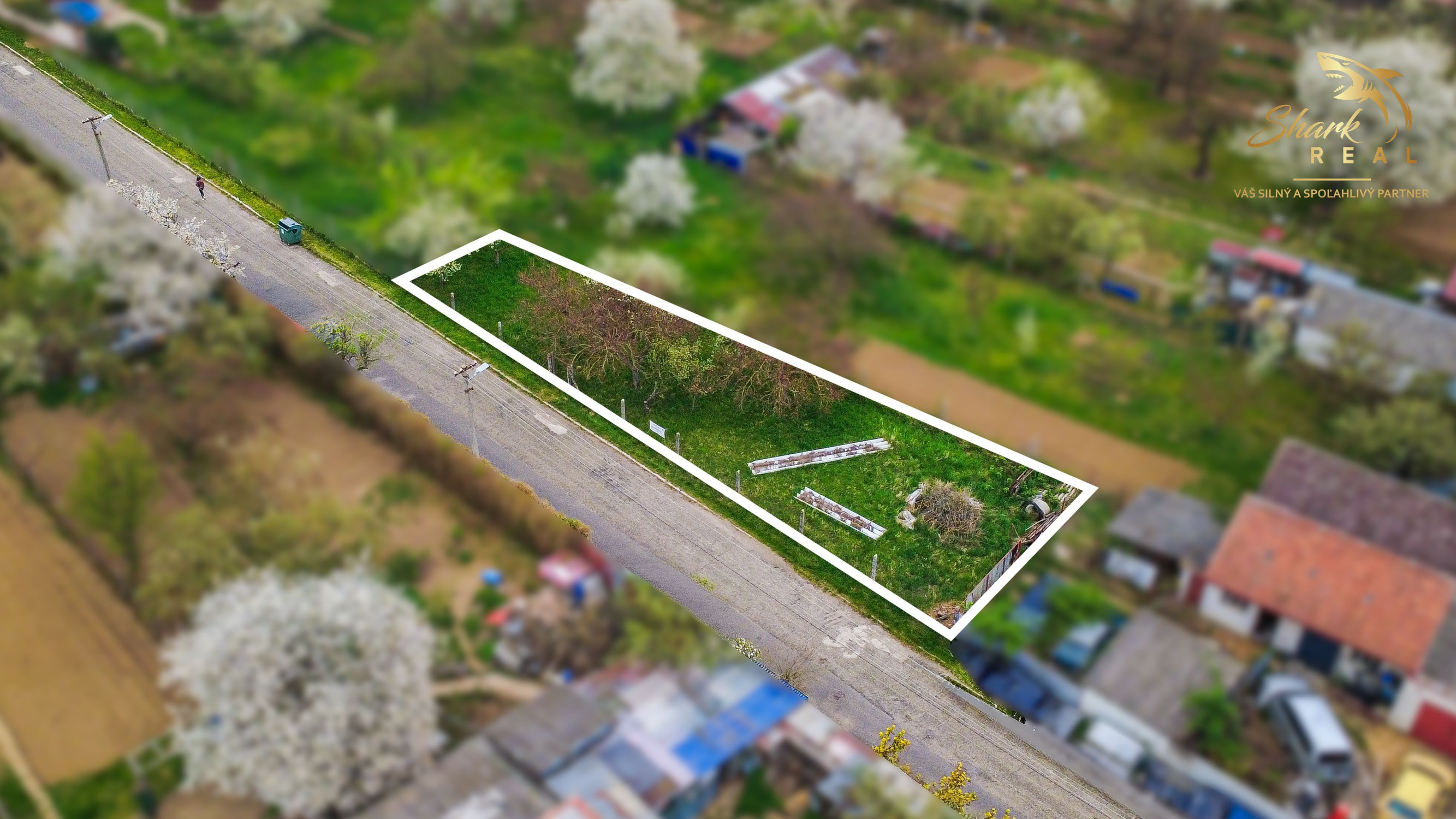 REZERVOVANÉ / Slnečný rovinatý pozemok o výmere 408 m² v meste VRBOVÉ
