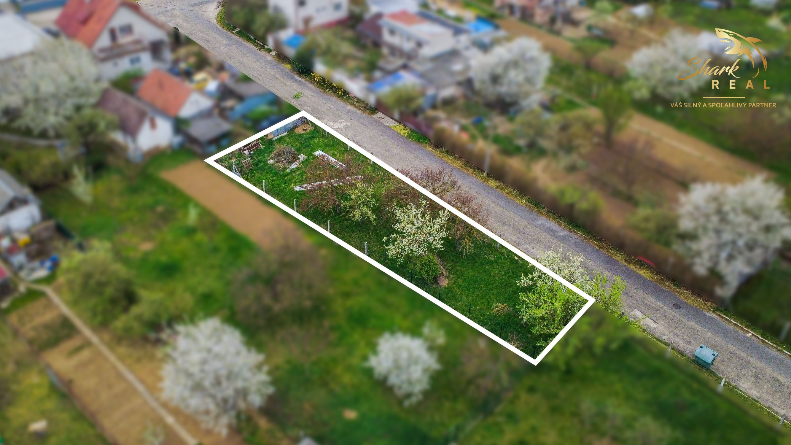 REZERVOVANÉ / Slnečný rovinatý pozemok o výmere 408 m² v meste VRBOVÉ