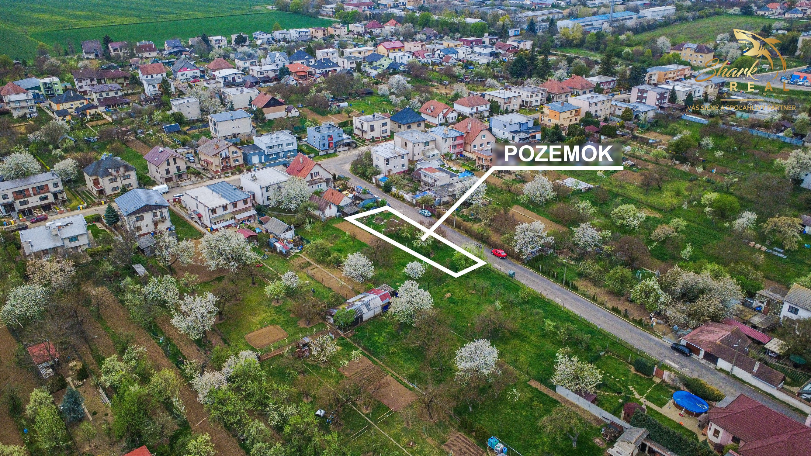 REZERVOVANÉ / Slnečný rovinatý pozemok o výmere 408 m² v meste VRBOVÉ