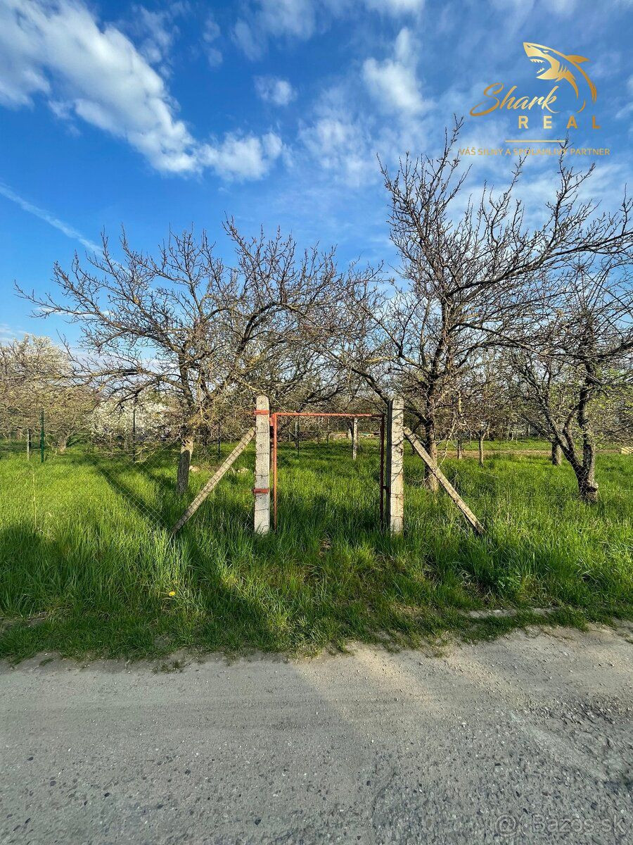 REZERVOVANÉ / Slnečný rovinatý pozemok o výmere 408 m² v meste VRBOVÉ