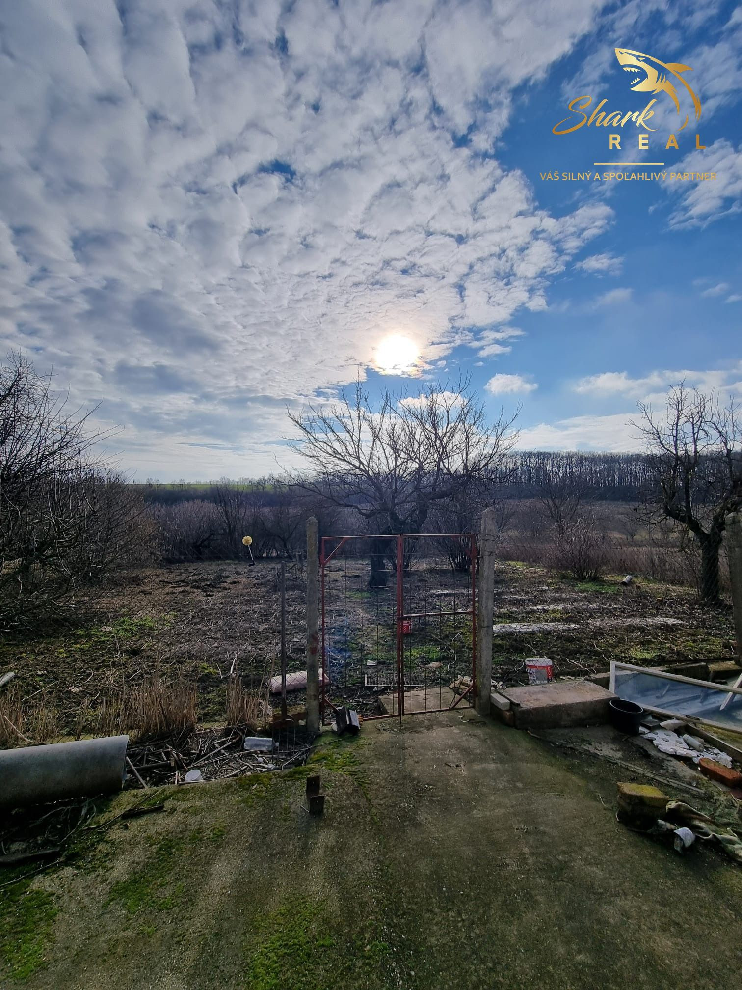 PRIESTRANNÝ RODINNÝ DOM S VEĽKÝM POZEMKOM A DRUHOU STAVBOU – CABAJ-ČÁPOR (PEREŠ)