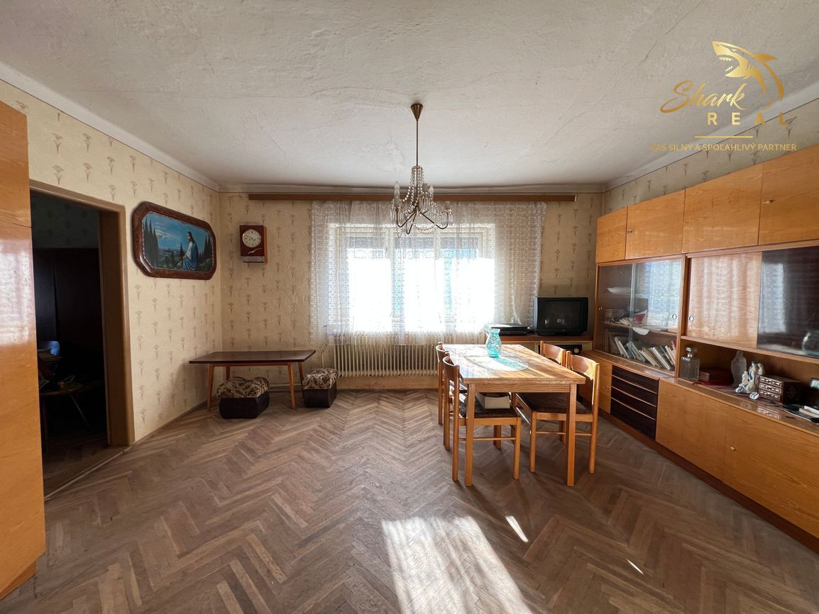 Rodinný dom s garážou.