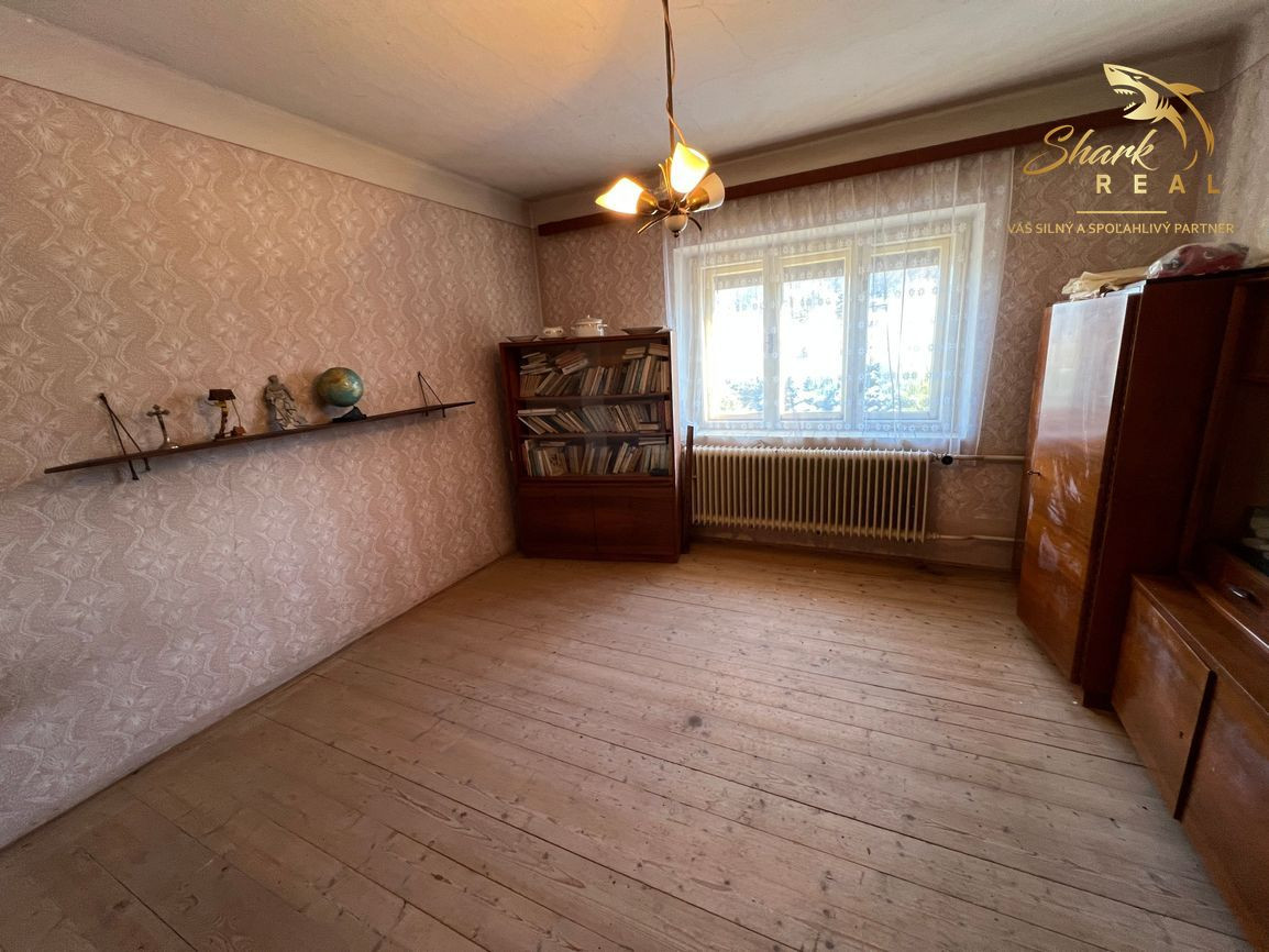 Rodinný dom s garážou.