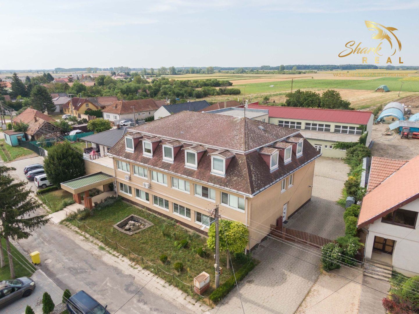 Školská budova v centre obce Mostová