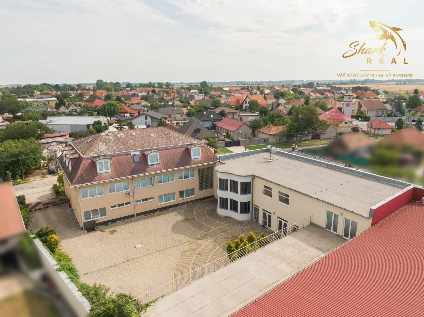 Školská budova v centre obce Mostová
