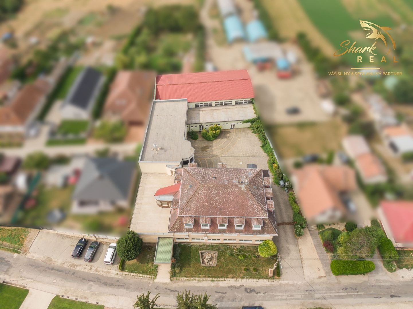 Školská budova v centre obce Mostová