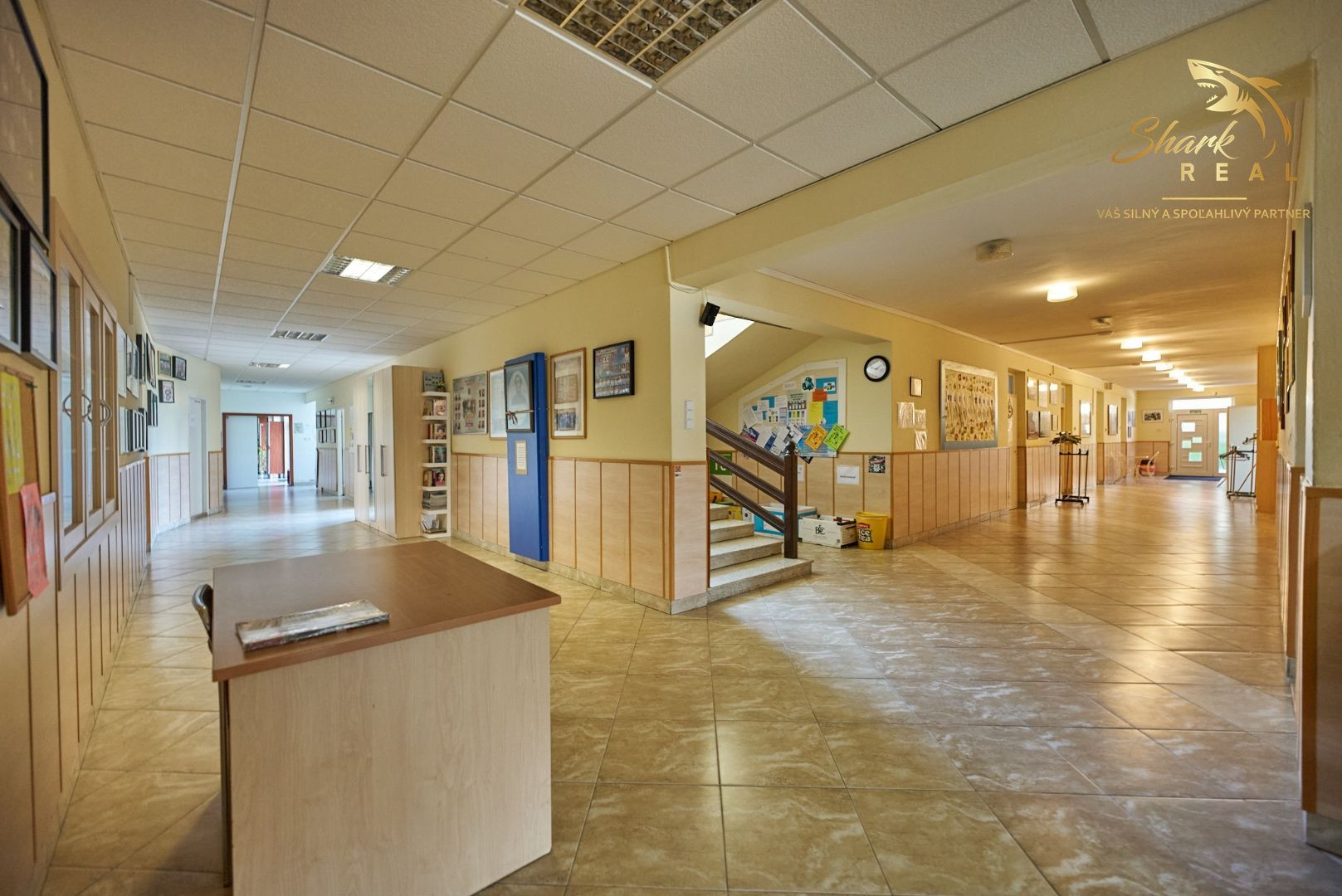 Školská budova v centre obce Mostová