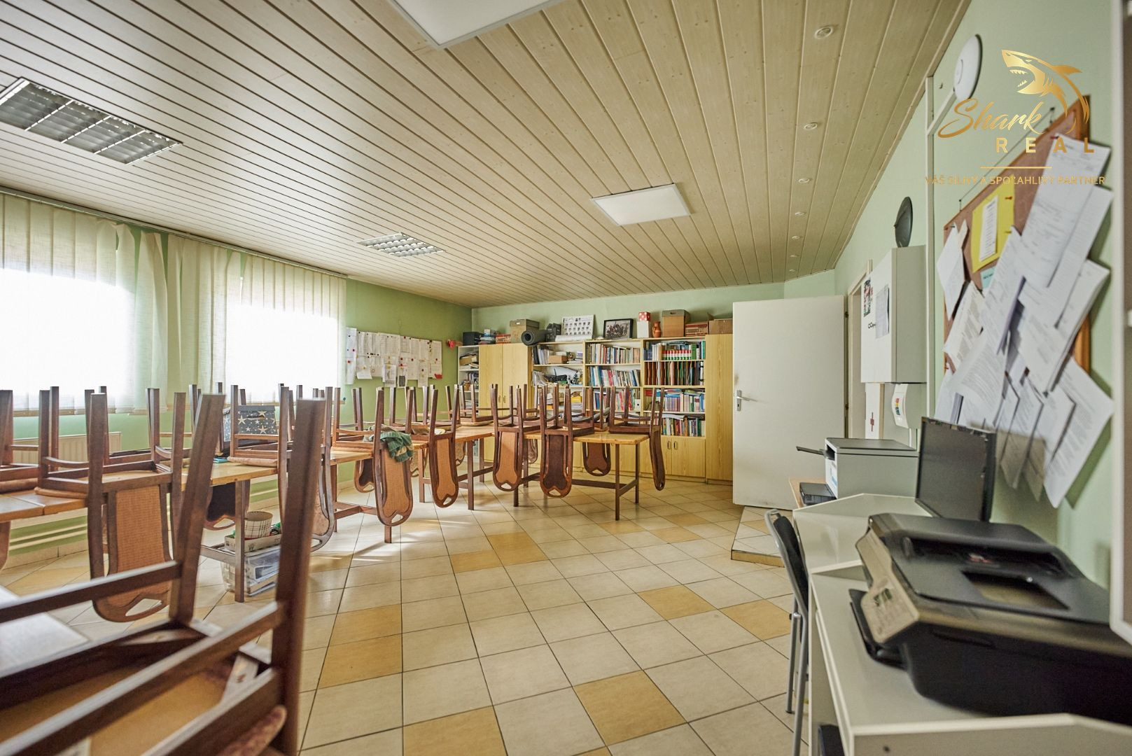 Školská budova v centre obce Mostová