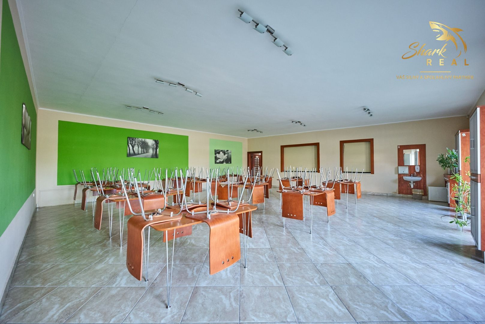 Školská budova v centre obce Mostová