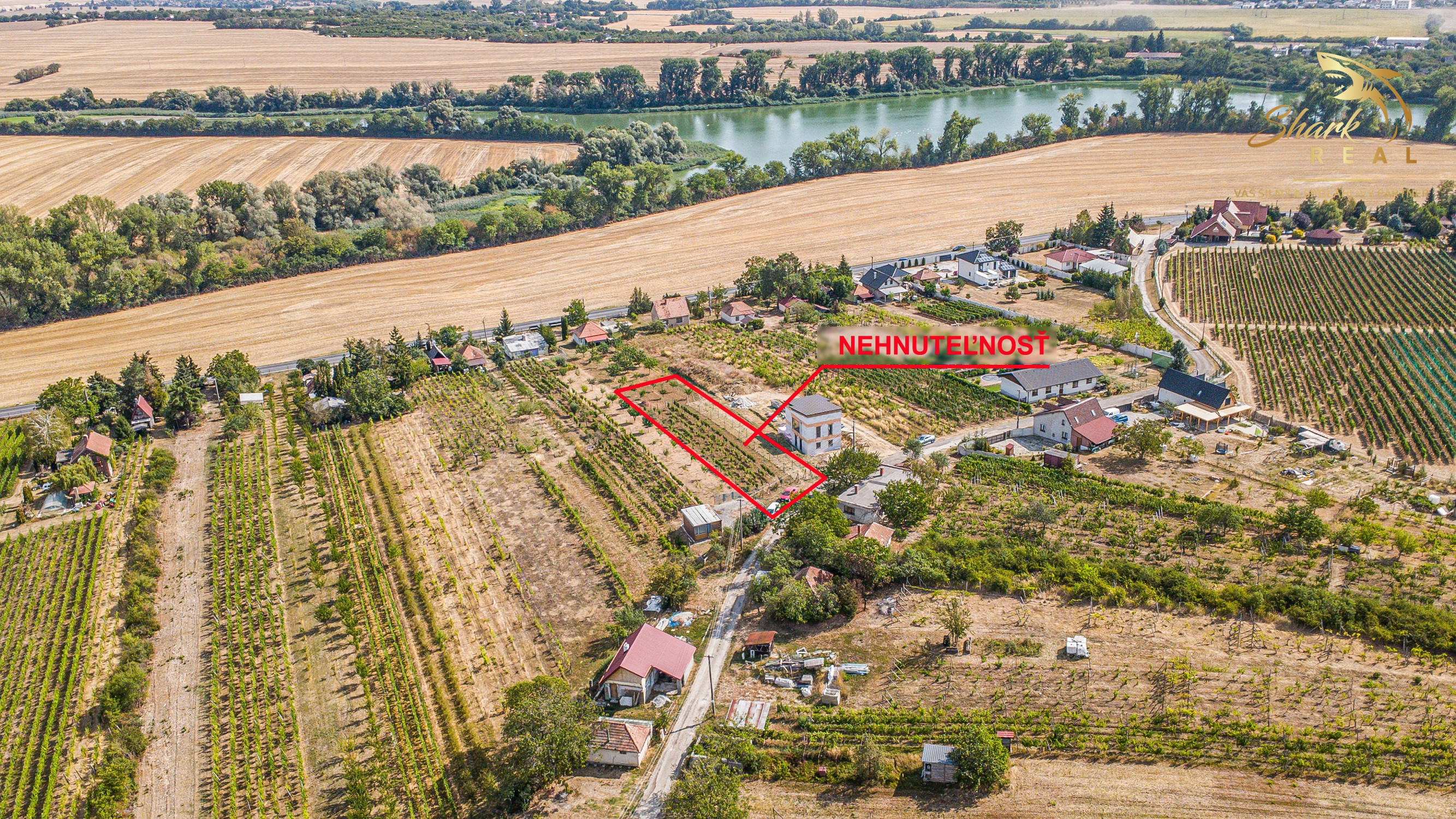 Slnečný pozemok s viničom a nádherným výhľadom