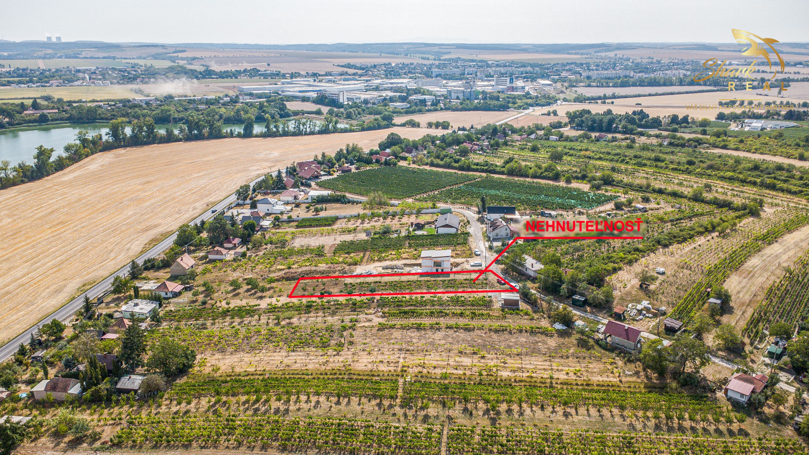 Slnečný pozemok s viničom a nádherným výhľadom
