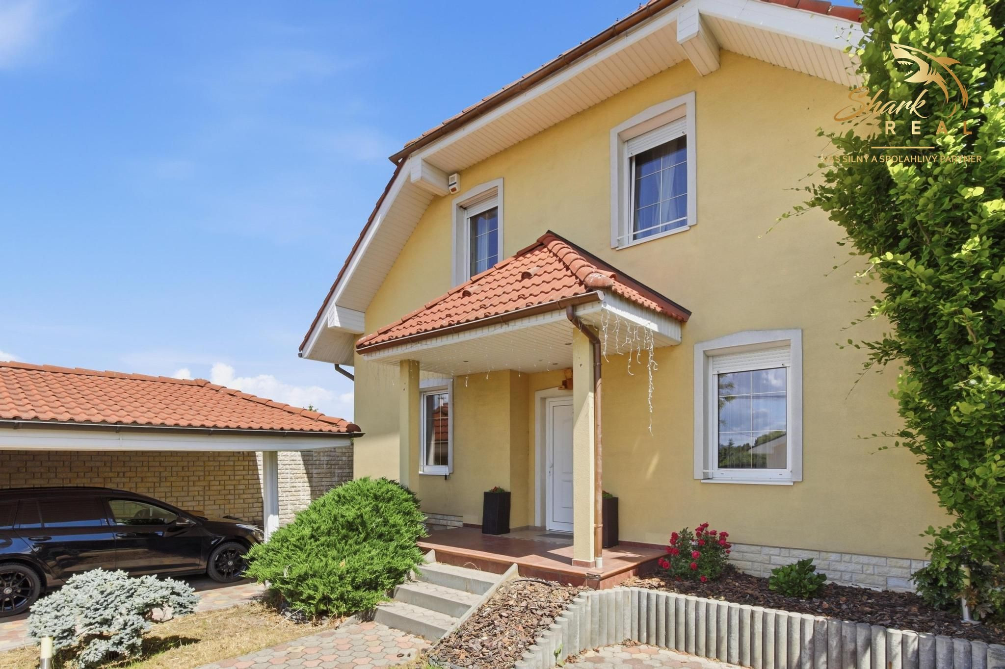 Nadštandardný 4- izbový rodinný dom s bazénom a krbom - Viničné