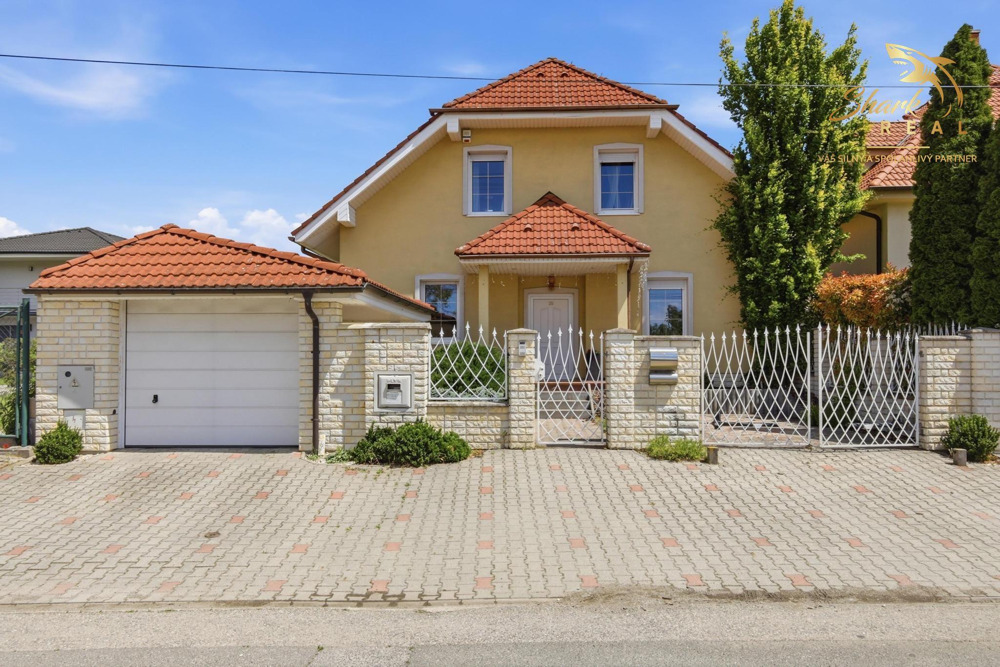 Nadštandardný 4- izbový rodinný dom s bazénom a krbom - Viničné