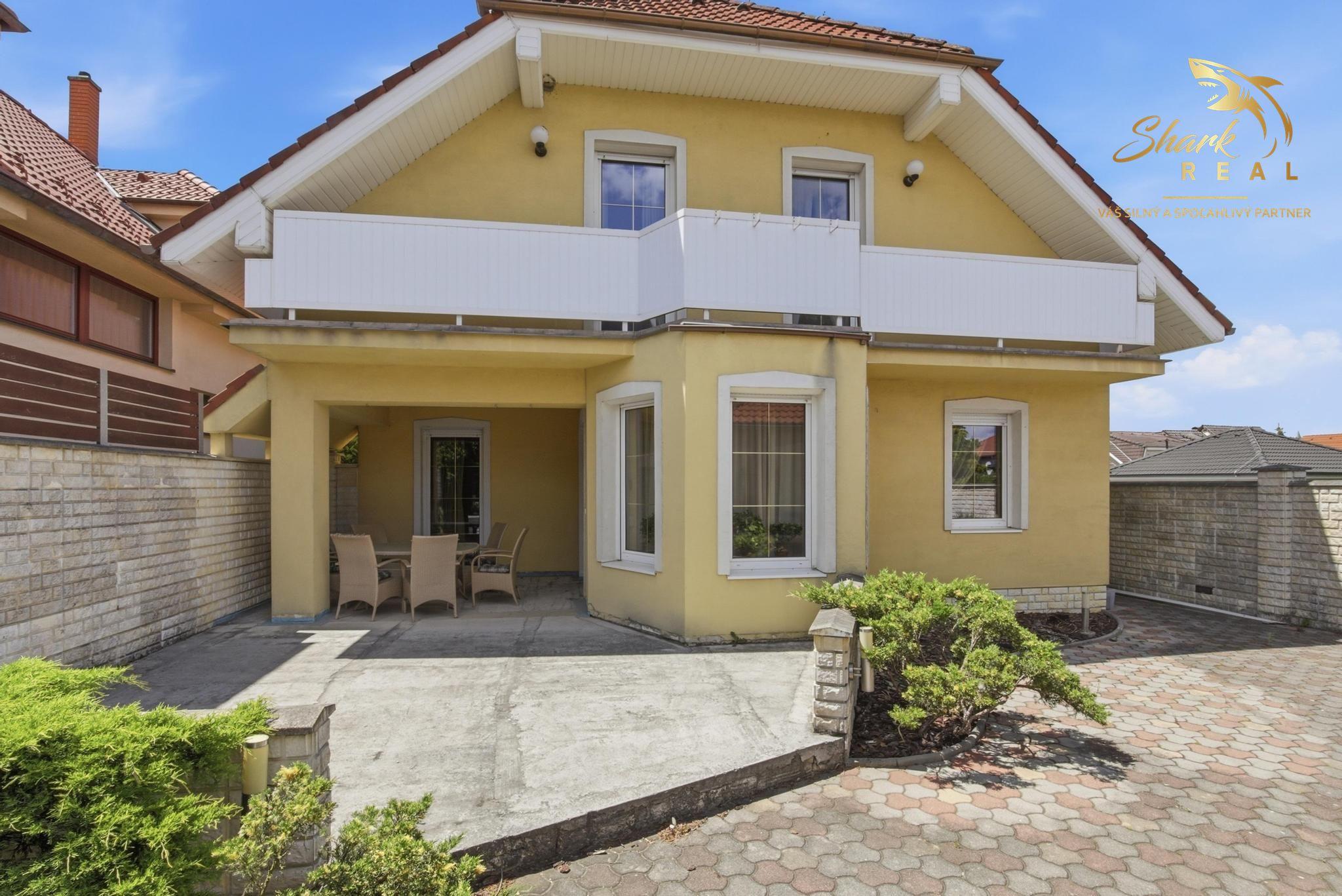 Nadštandardný 4- izbový rodinný dom s bazénom a krbom - Viničné