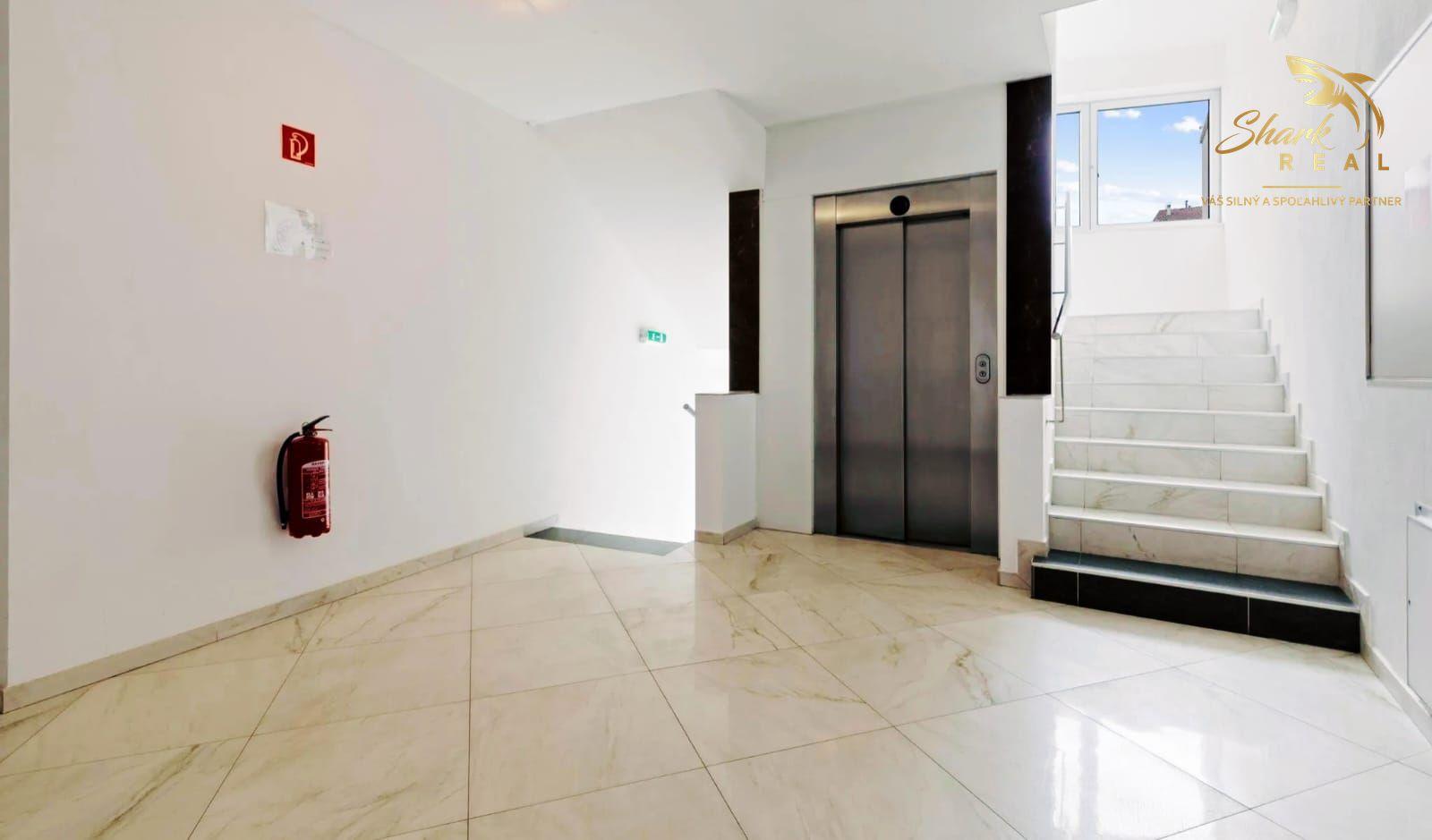 NA PRENÁJOM 2-IZBOVÝ REZIDENČNÝ APARTMÁN V CENTRE 