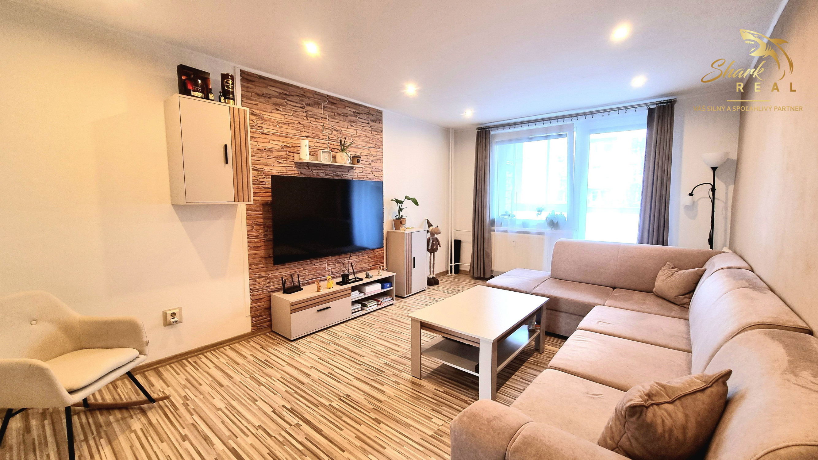 3 IZBOVÝ BYT  PO REKONŠTRUKCII S PRESKLENÝM BALKÓNOM,HODVÁBNA ULICA TREBIŠOV
