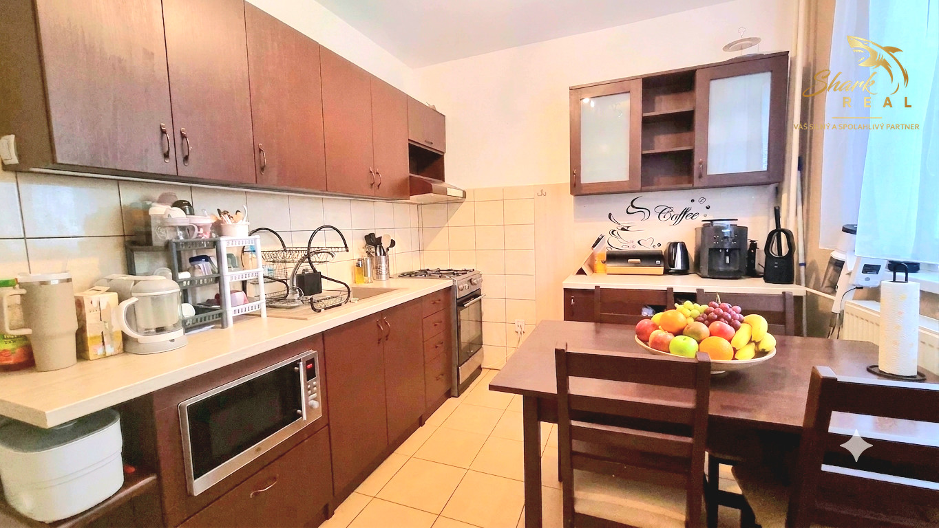 3 IZBOVÝ BYT  PO REKONŠTRUKCII S PRESKLENÝM BALKÓNOM,HODVÁBNA ULICA TREBIŠOV