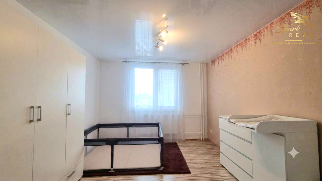 3 IZBOVÝ BYT  PO REKONŠTRUKCII S PRESKLENÝM BALKÓNOM,HODVÁBNA ULICA TREBIŠOV