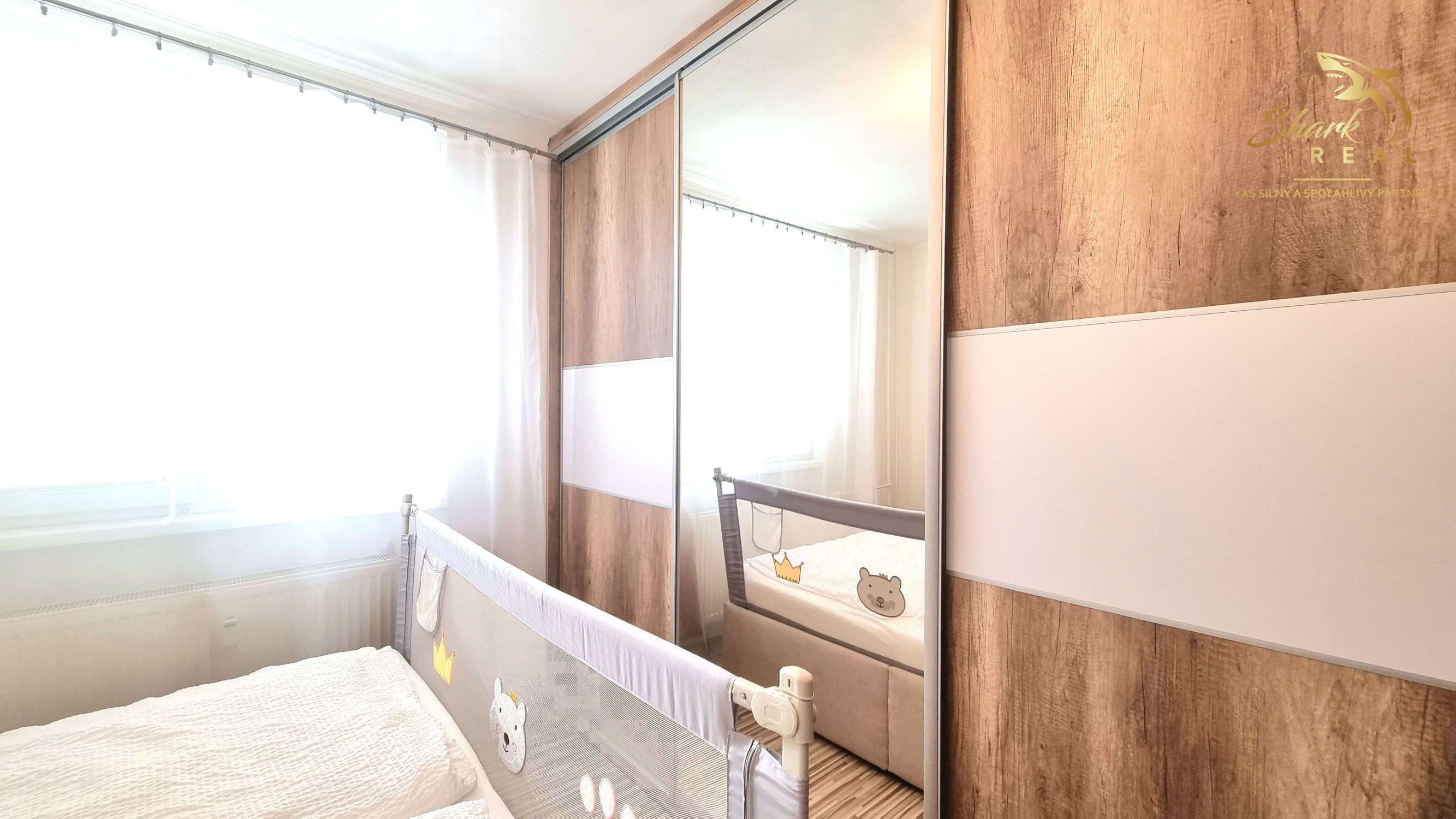 3 IZBOVÝ BYT  PO REKONŠTRUKCII S PRESKLENÝM BALKÓNOM,HODVÁBNA ULICA TREBIŠOV