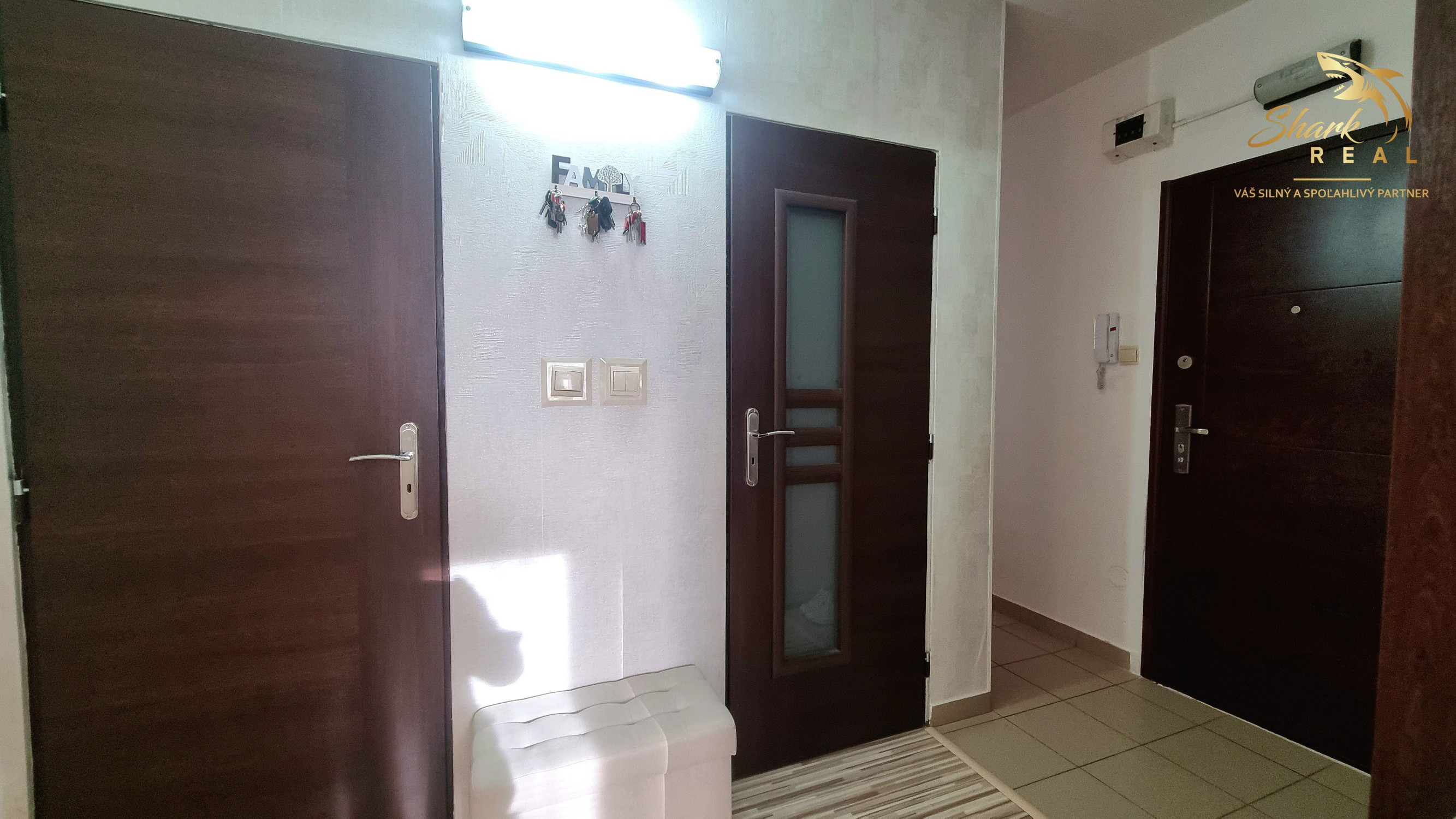3 IZBOVÝ BYT  PO REKONŠTRUKCII S PRESKLENÝM BALKÓNOM,HODVÁBNA ULICA TREBIŠOV