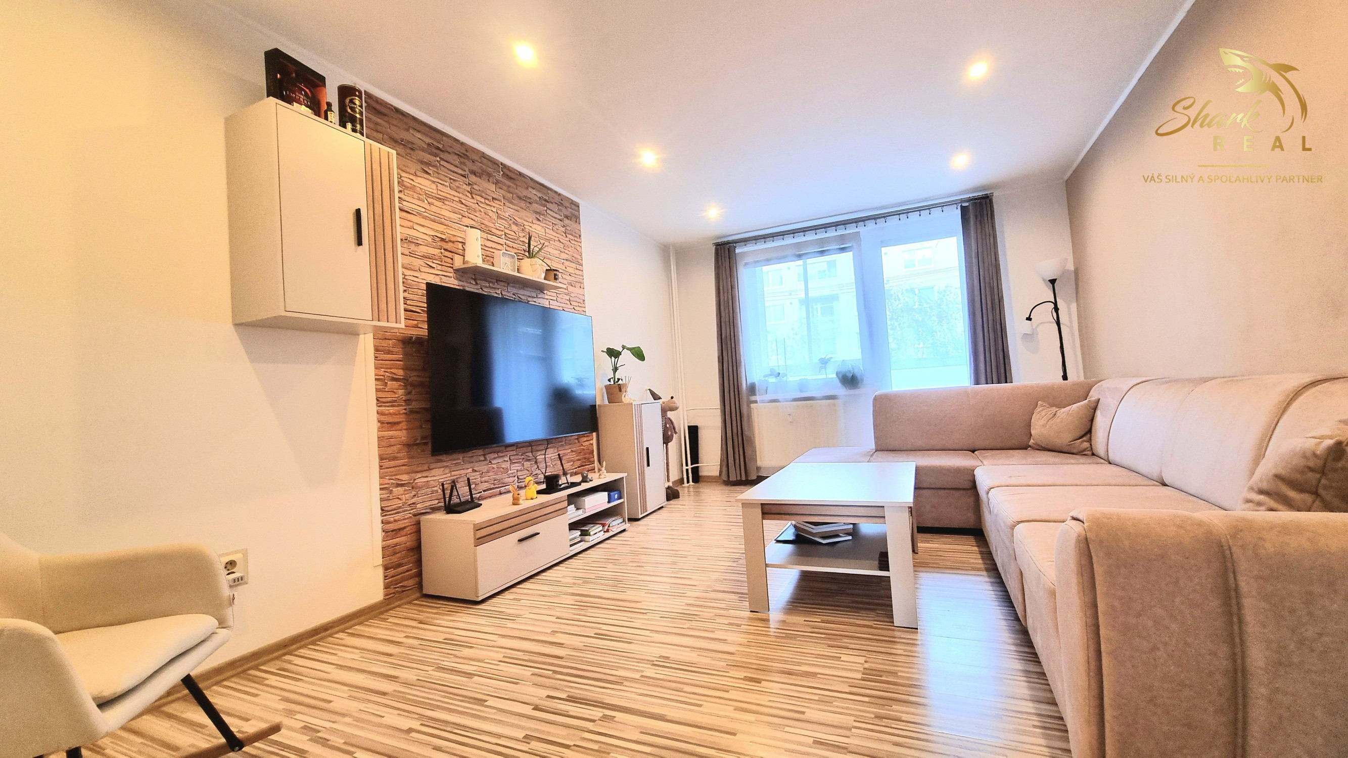 3 IZBOVÝ BYT  PO REKONŠTRUKCII S PRESKLENÝM BALKÓNOM,HODVÁBNA ULICA TREBIŠOV