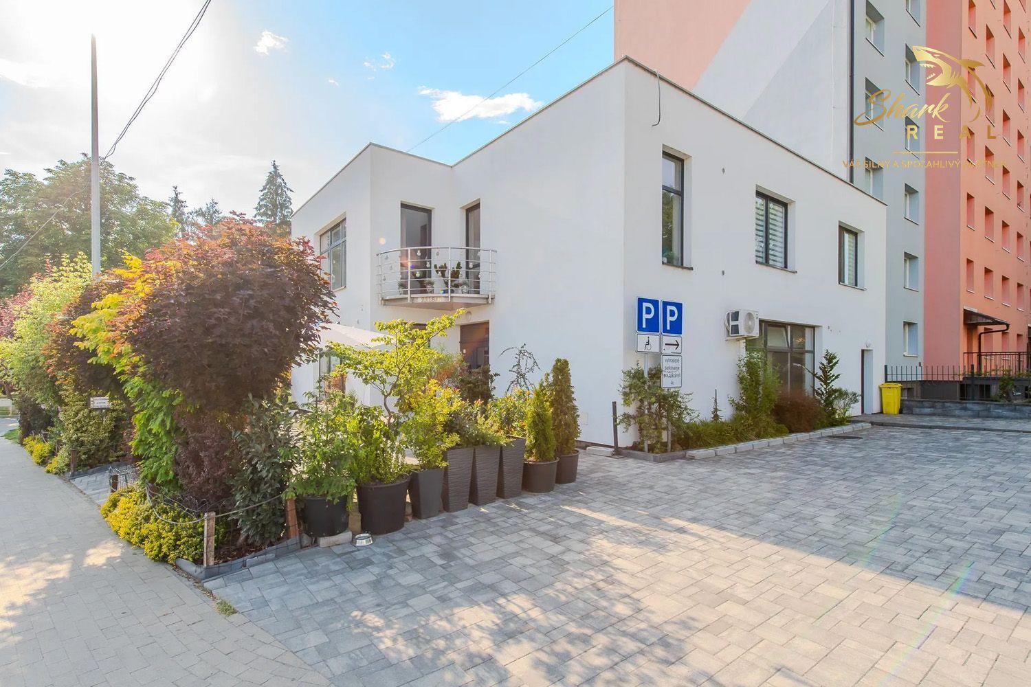 INVESTIČNÁ PRÍLEŽITOSŤ V STROPKOVE: NA PREDAJ moderná 2-podlažná polyfunkčná budova s vlastným parkovaním!