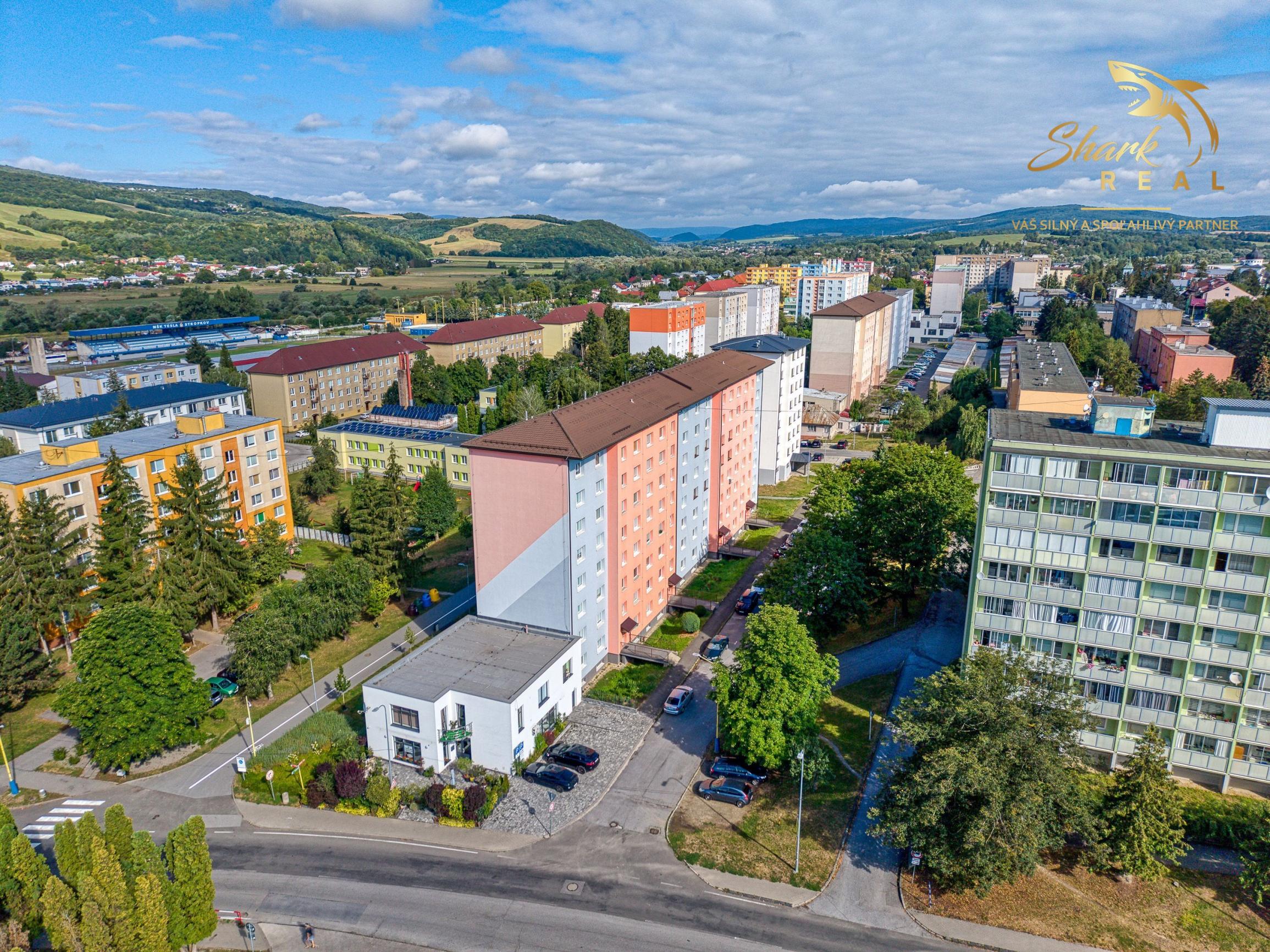 INVESTIČNÁ PRÍLEŽITOSŤ V STROPKOVE: NA PREDAJ moderná 2-podlažná polyfunkčná budova s vlastným parkovaním!