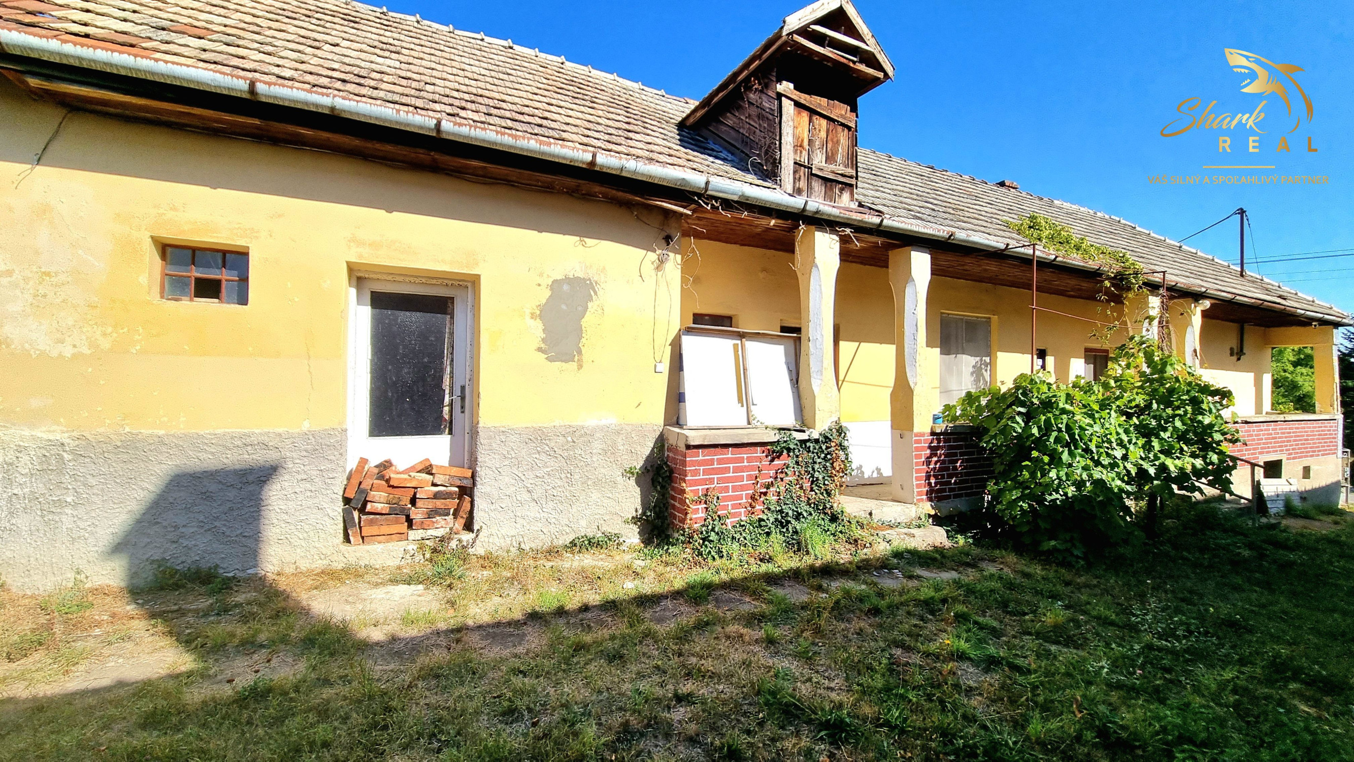 3-izbový tehlový dom s projektom a veľkým pozemkom (17,2 ára) | Veľké Ozorovce