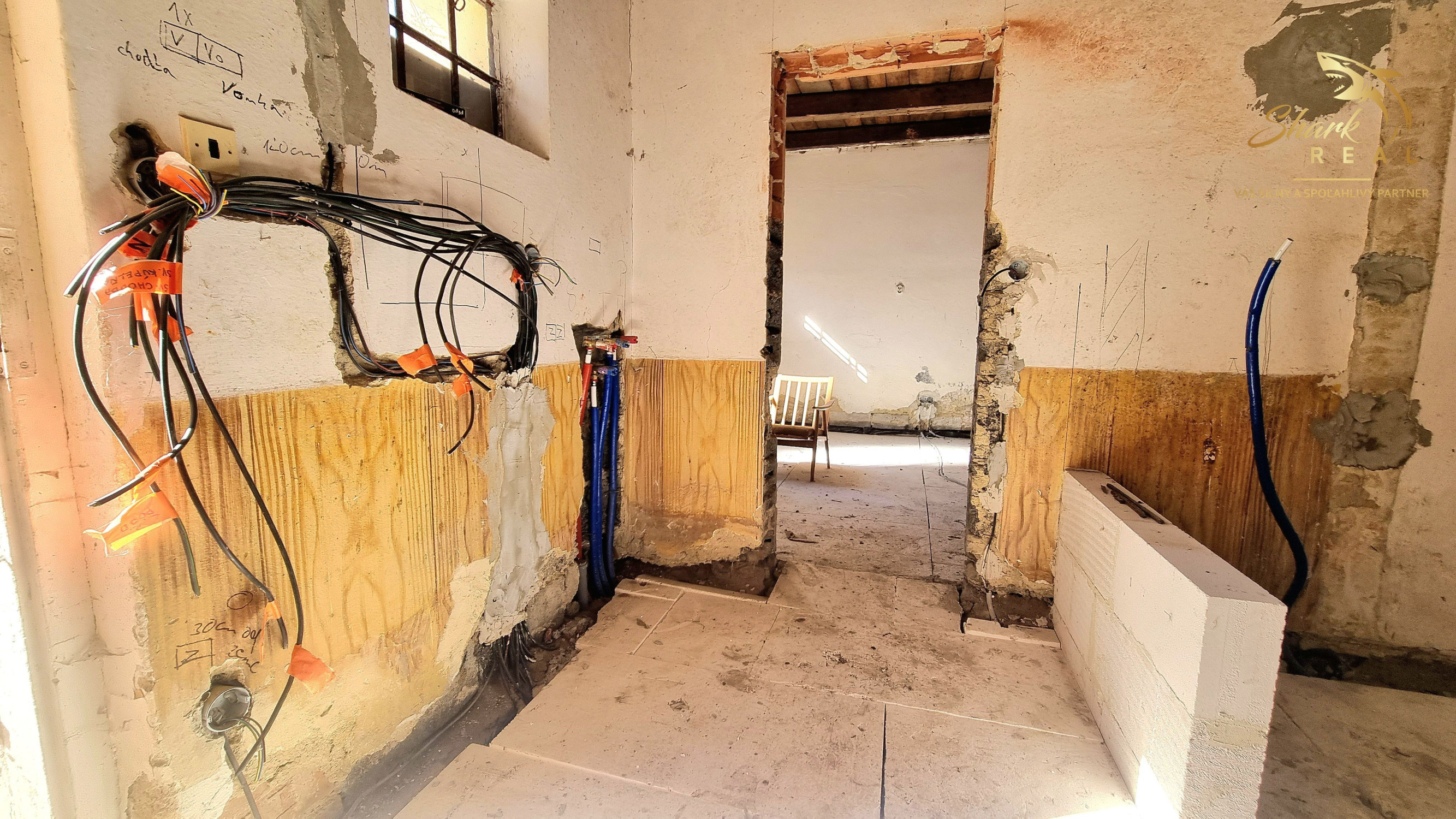 3-izbový tehlový dom s projektom a veľkým pozemkom (17,2 ára) | Veľké Ozorovce