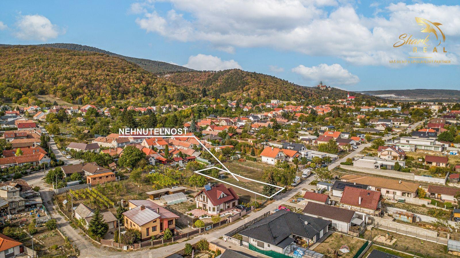 VÁŠ BUDÚCI DOMOV POD MALÝMI KARPATMI | STAVEBNÝ POZEMOK 654 m², SMOLENICE