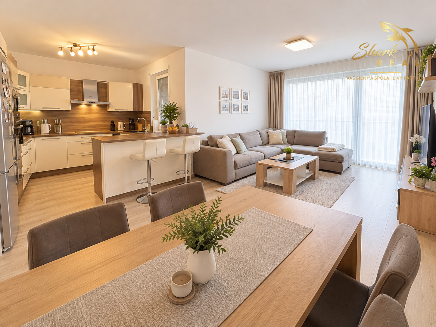 BÝVANIE V SRDCI PIEŠŤAN – 3 IZBY, 90 m² A PRIESTRANNÁ LOGGIA