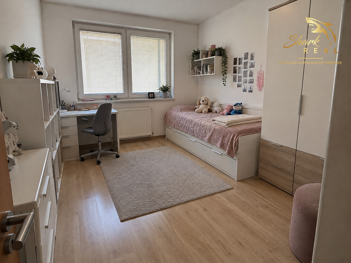 BÝVANIE V SRDCI PIEŠŤAN – 3 IZBY, 90 m² A PRIESTRANNÁ LOGGIA