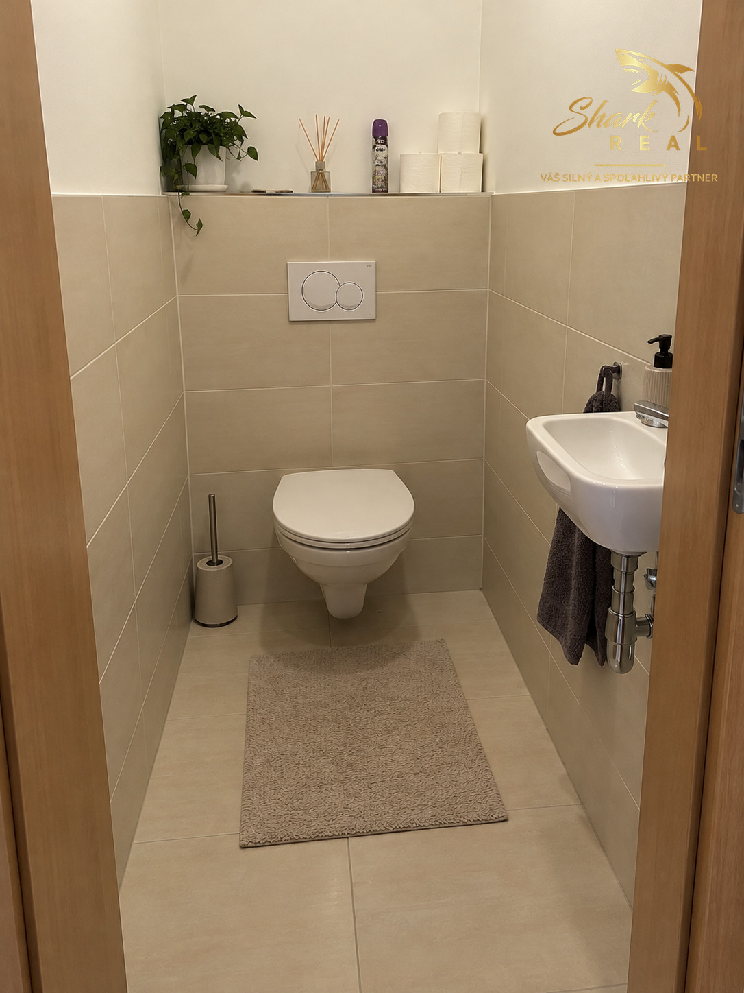 BÝVANIE V SRDCI PIEŠŤAN – 3 IZBY, 90 m² A PRIESTRANNÁ LOGGIA