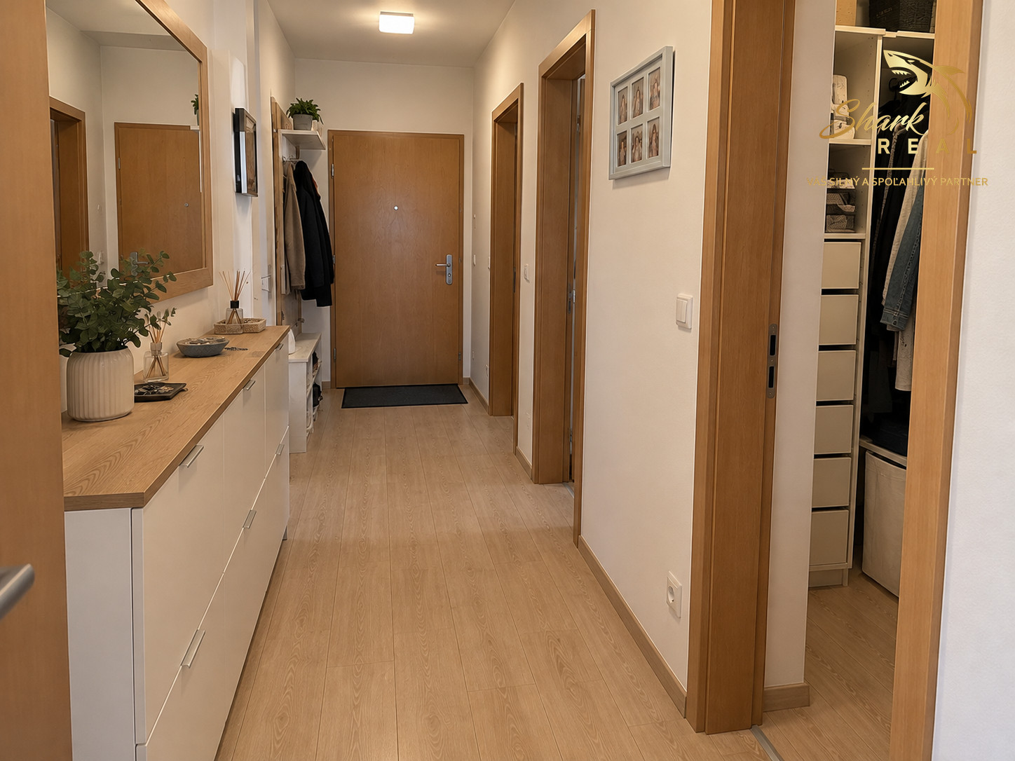 BÝVANIE V SRDCI PIEŠŤAN – 3 IZBY, 90 m² A PRIESTRANNÁ LOGGIA