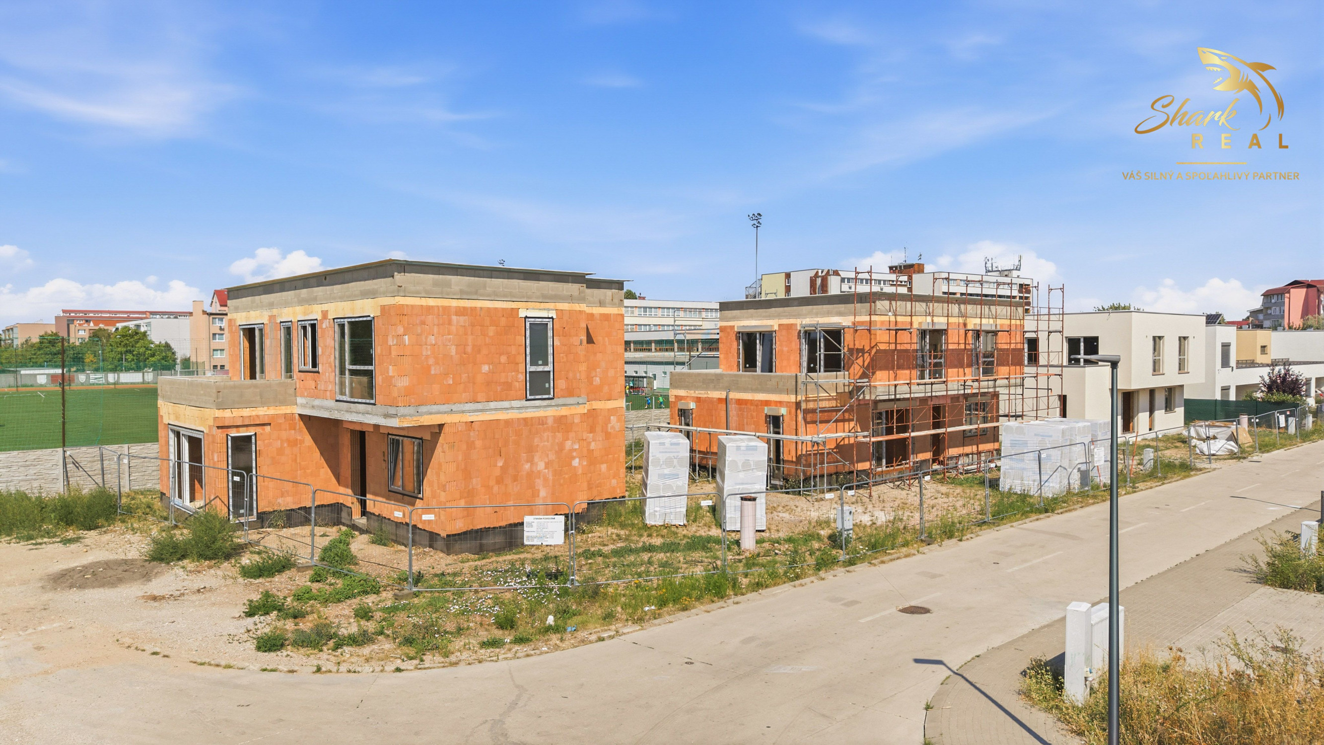 LUXUSNÁ MESTSKÁ 5-IZBOVÁ VILA SO STREŠNOU TERASOU | SENEC – KYSUCKÁ ULICA