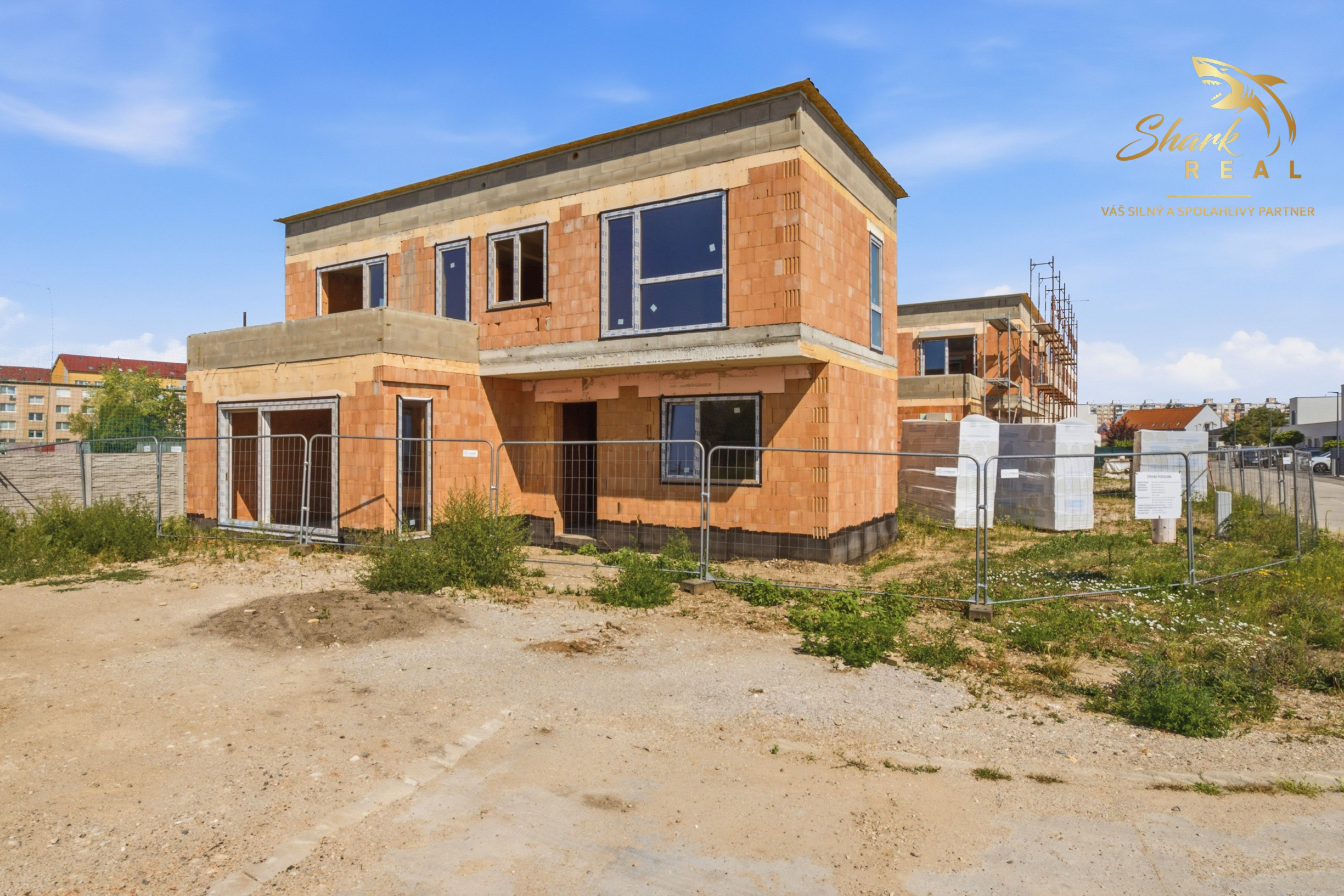 LUXUSNÁ MESTSKÁ 6-IZBOVÁ VILA SO STREŠNOU TERASOU | SENEC – KYSUCKÁ ULICA
