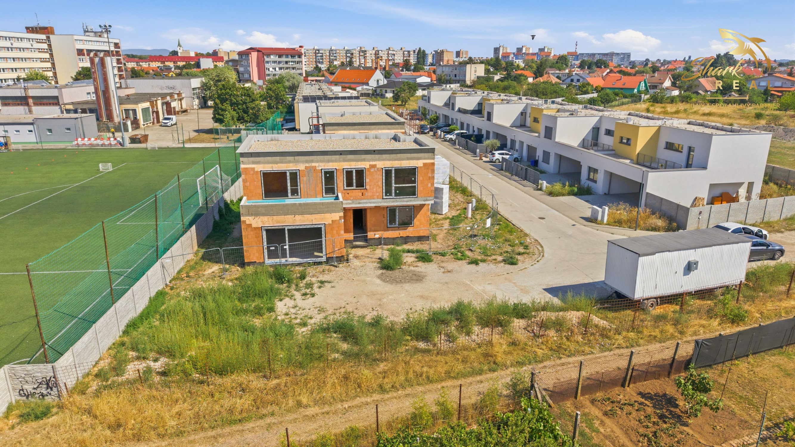LUXUSNÁ MESTSKÁ 6-IZBOVÁ VILA SO STREŠNOU TERASOU | SENEC – KYSUCKÁ ULICA
