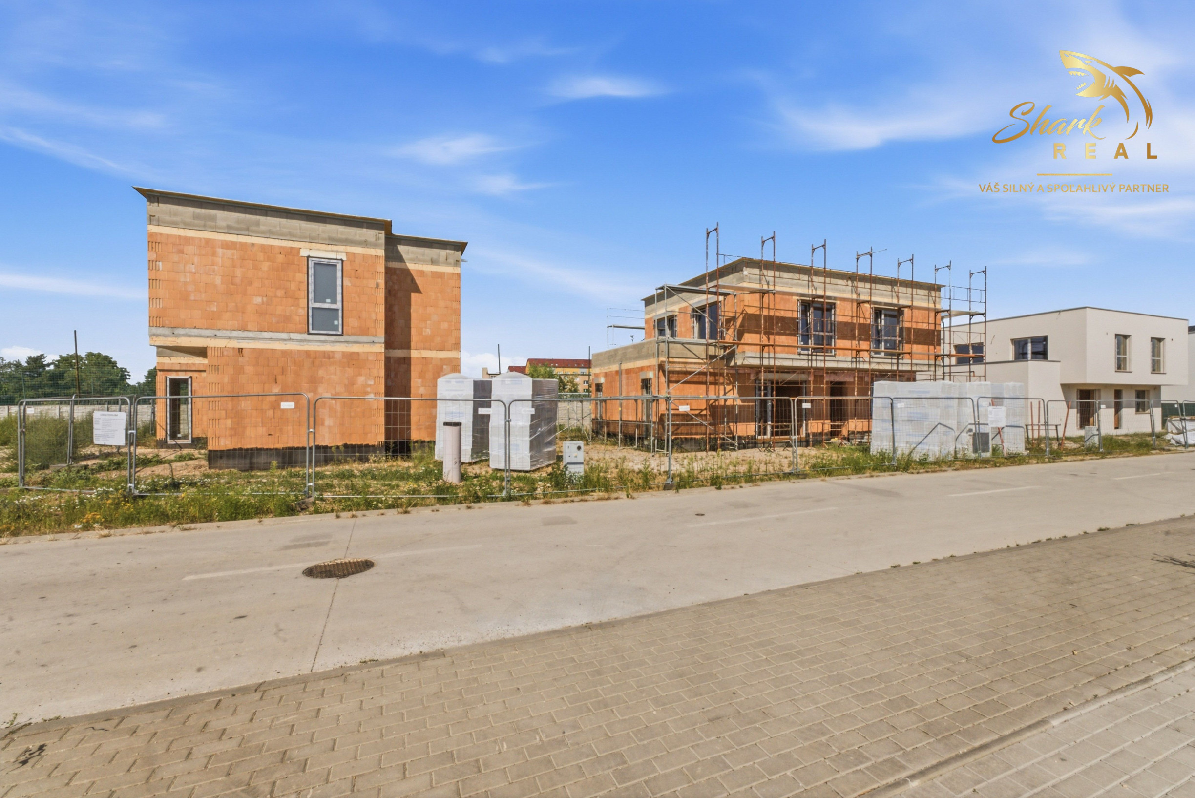 LUXUSNÁ MESTSKÁ 6-IZBOVÁ VILA SO STREŠNOU TERASOU | SENEC – KYSUCKÁ ULICA