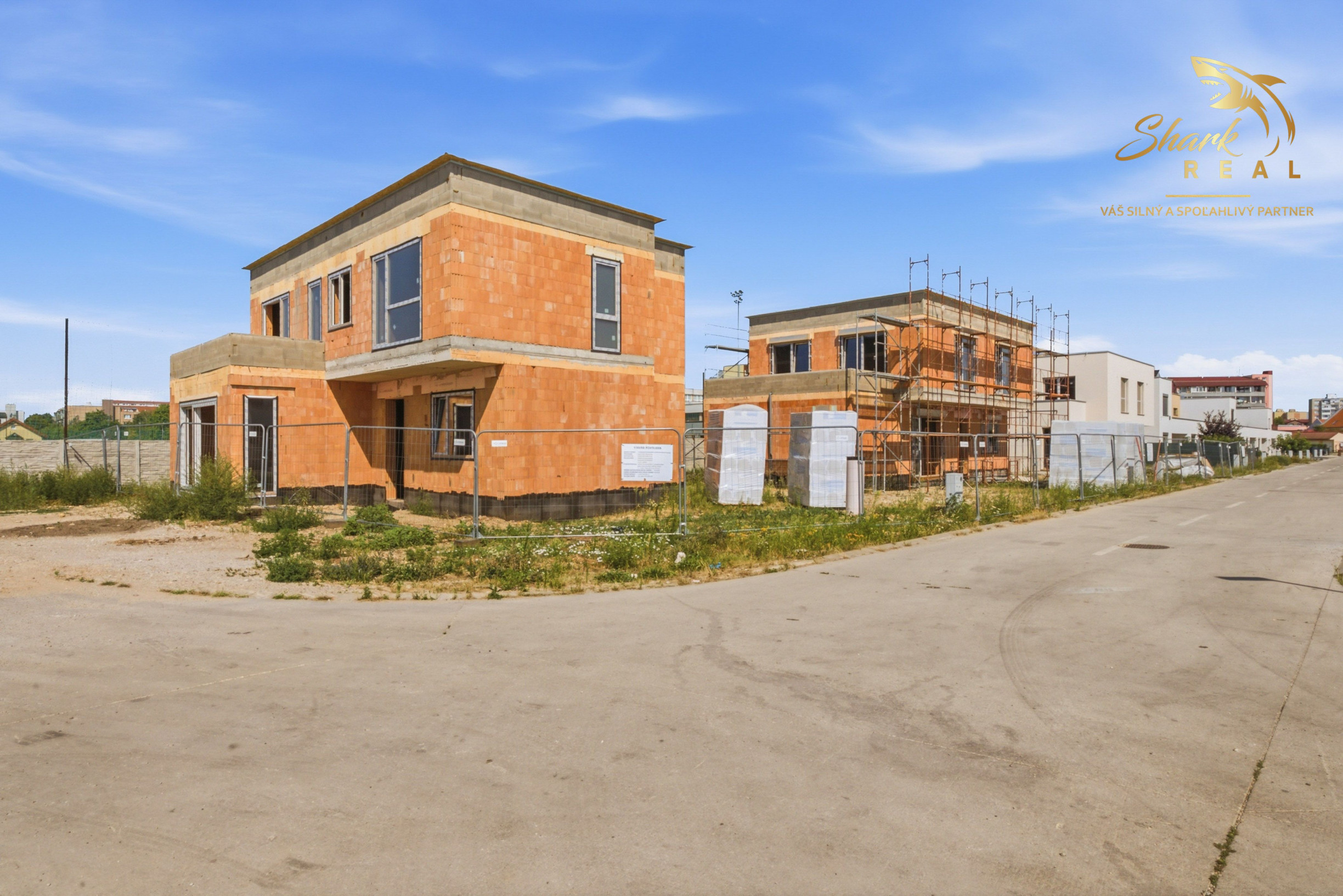 LUXUSNÁ MESTSKÁ 6-IZBOVÁ VILA SO STREŠNOU TERASOU | SENEC – KYSUCKÁ ULICA