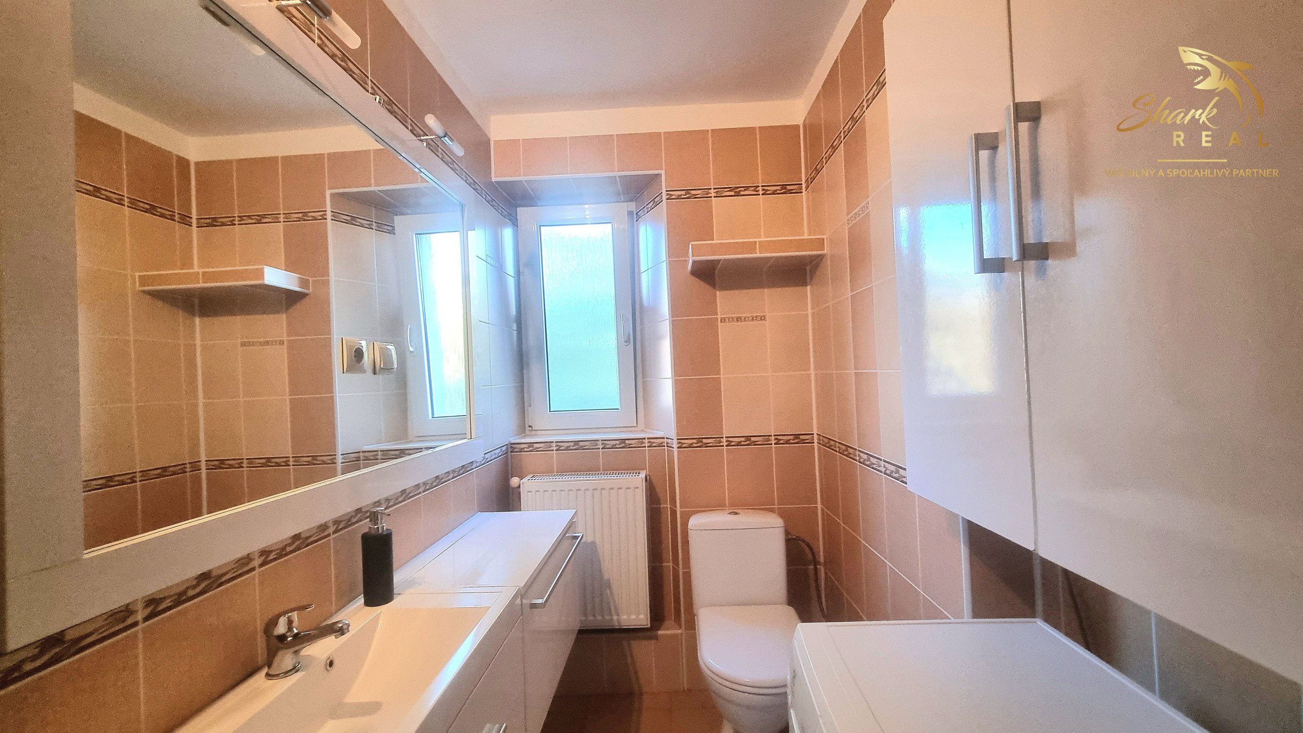 Na prenájom IHNEĎ VOĽNÝ 2-izbový byt po rekonštrukcii – centrum Trebišova, Tržná ulica