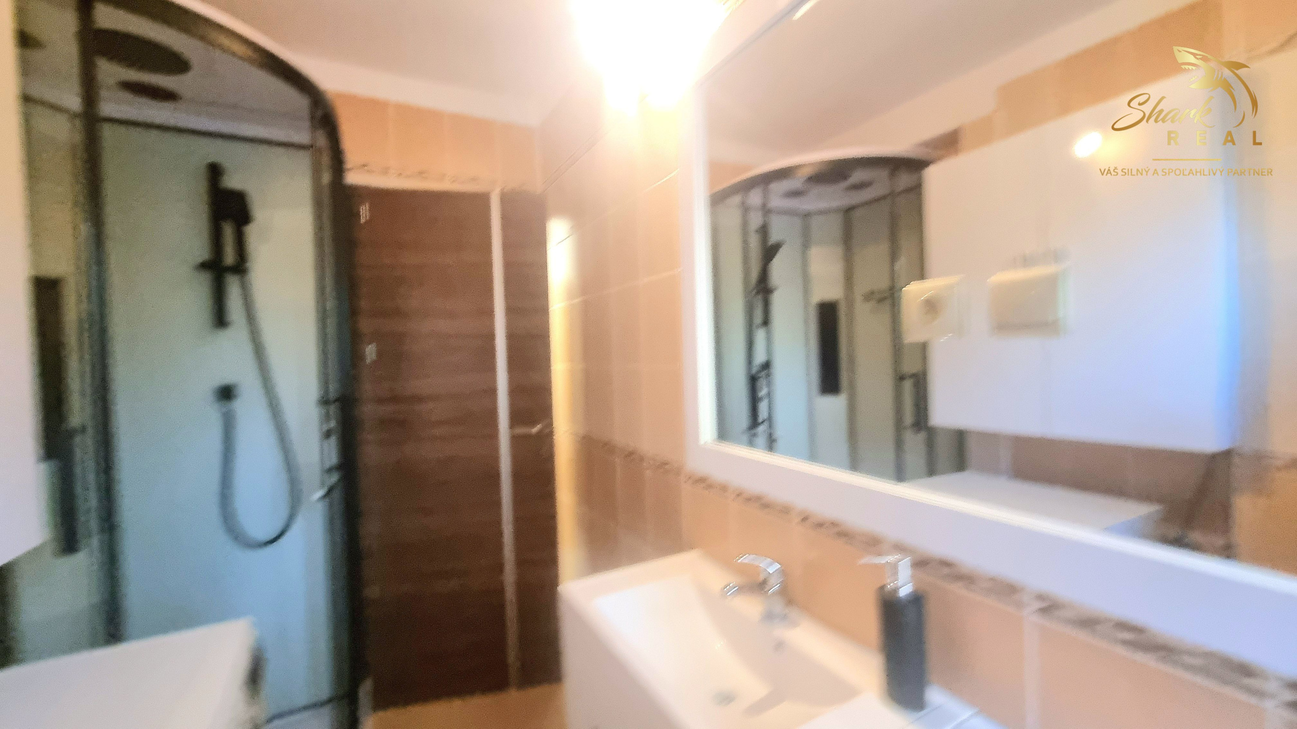 Na prenájom IHNEĎ VOĽNÝ 2-izbový byt po rekonštrukcii – centrum Trebišova, Tržná ulica