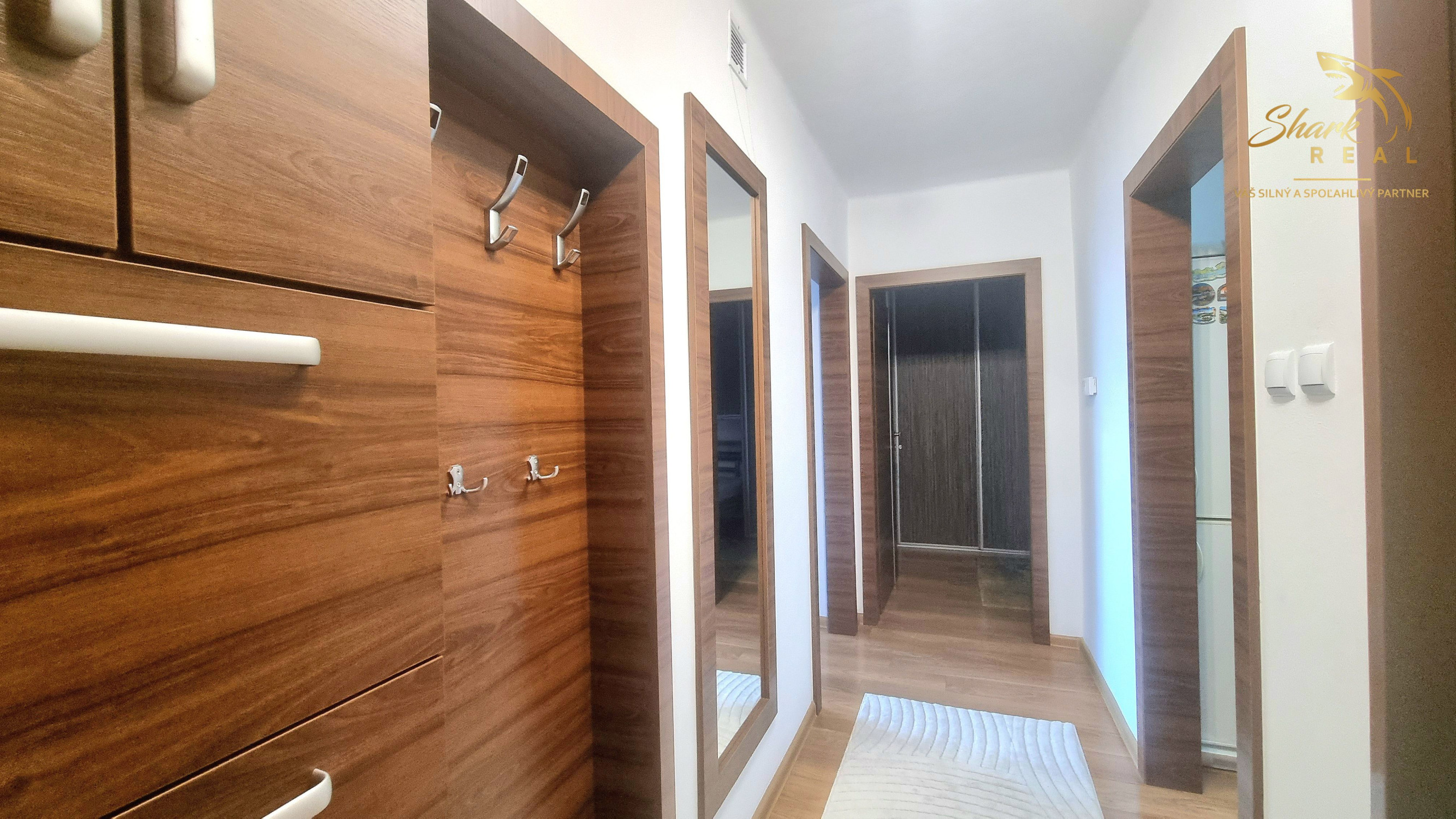 Na prenájom IHNEĎ VOĽNÝ 2-izbový byt po rekonštrukcii – centrum Trebišova, Tržná ulica