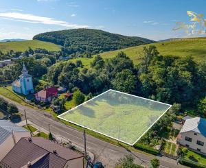 Väčší stavebný pozemok vo výmere 1938 m2 s možnosťou rozdelenia v tichej lokalite v obci Šandal, okres Stropokov.