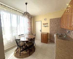 Svetlý 4 izbový byt s balkónom / Levice