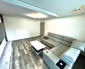 Vzdušný byt s dvomi balkónmi v srdci kúpeľného mesta