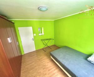 Vzdušný byt s dvomi balkónmi v srdci kúpeľného mesta
