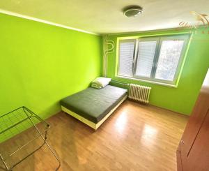 Vzdušný byt s dvomi balkónmi v srdci kúpeľného mesta