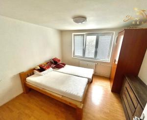 Vzdušný byt s dvomi balkónmi v srdci kúpeľného mesta