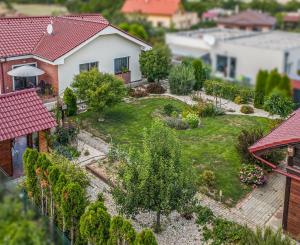 Moderný 3-izbový bungalov s garážou, dielňou a krásnou záhradou – Hôrka nad Váhom