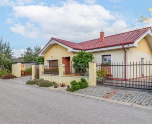 Moderný 3-izbový bungalov s garážou, dielňou a krásnou záhradou – Hôrka nad Váhom